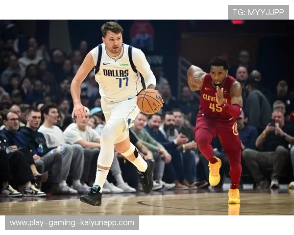 东契奇压哨刺入三分，独行侠客场绝杀